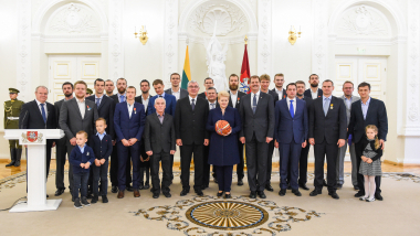 Prezidentė įteikia valstybės apdovanojimus Lietuvos vyrų krepšinio rinktinei
