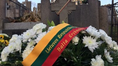 Iškilių lietuvių kapai papuošti Prezidentės gėlių vainikais
